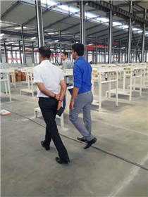 國(guó)外客戶參觀即將落成的全自動(dòng)無(wú)塵新車間